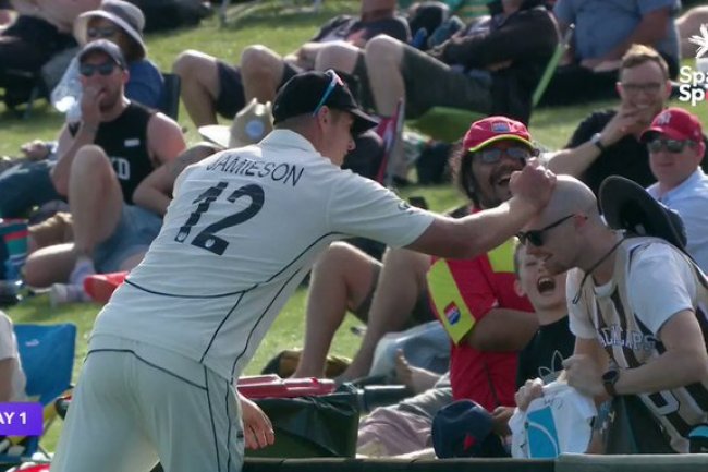 மொட்டை தலையில் ஆட்டோகிராப்... கைல் ஜேமீசன் குறும்பு!