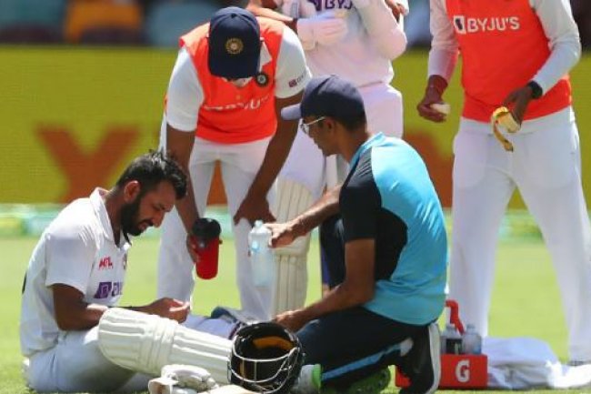 விரல் எலும்பில் வேகமாக பட்ட பவுன்சர்.. வலியோடு எழுந்து நின்ற புஜாரா