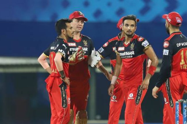 திடீர்ன்னு எப்படி மாறினார்? திகைத்து பார்த்த கோலி.. களத்தில் "பகீர்" சம்பவம்!