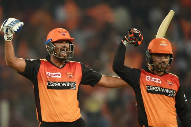 எவ்வளவு திமிர்.. அவரை ஓரம்கட்டிட்டு ... வார்னரை வறுத்தெடுக்கும் பேன்ஸ்!