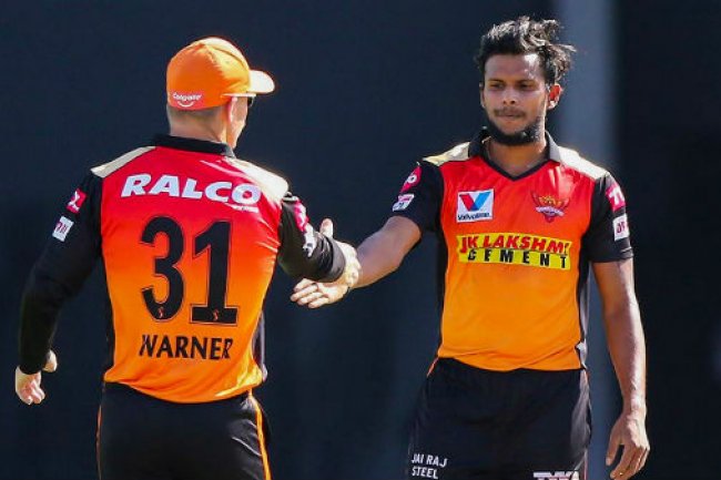 என்னாச்சு? திடீர்ன்னு கோபப்பட்ட வார்னர்.. அடுத்த ஓவரிலேயே நட்டு அனுப்பிய மெசேஜ்.. 