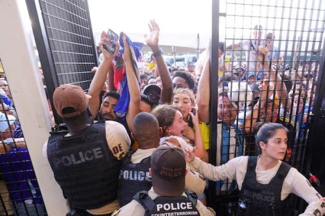 கோபா இறுதிப் போட்டியில் பதற்றம்: கொலம்பிய கால்பந்து கூட்டமைப்பு தலைவர் கைது